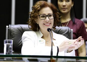 Justiça italiana manda soltar Carla Zambelli após travar extradição ao Brasil