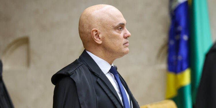 Moraes pede parecer da PGR sobre incluir Jair e Flávio em inquérito de Eduardo