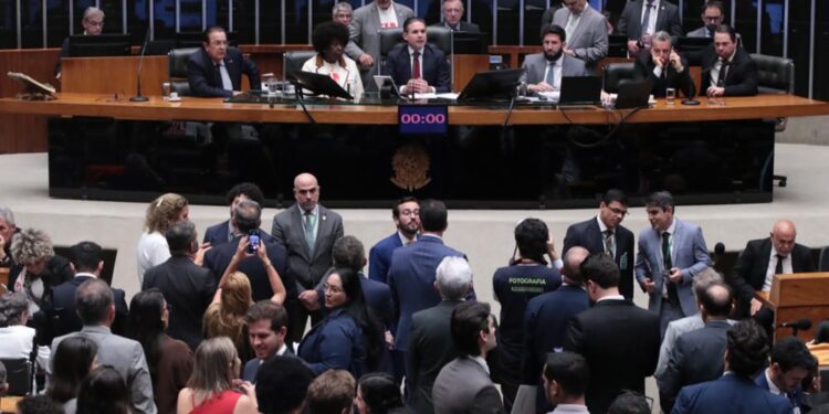 Câmara derruba tentativa do PL de votar PEC que previa adoção da escala 4×3