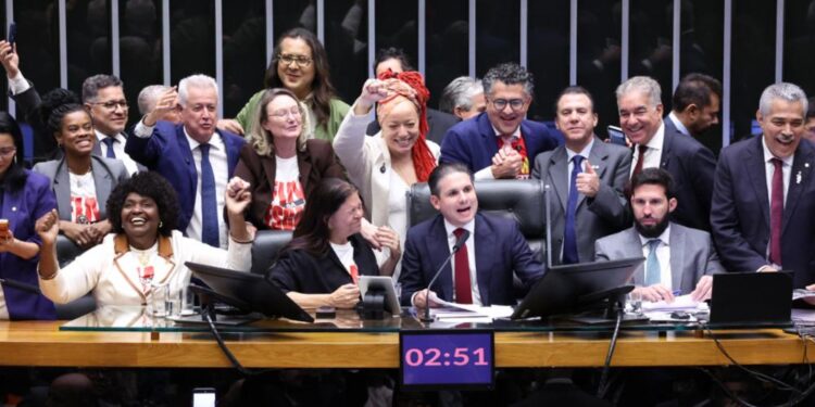 Entenda o que muda para MEIs com o fim da escala 6×1 aprovado na Câmara