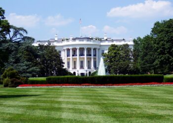 Trump enfrenta 4ª ameaça armada em menos de 2 anos após tiroteio perto da Casa Branca