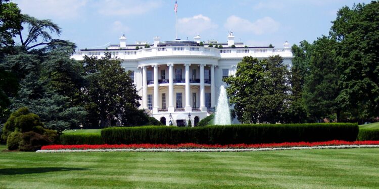 Trump enfrenta 4ª ameaça armada em menos de 2 anos após tiroteio perto da Casa Branca