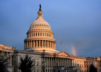 Deputados dos EUA apoiam regra que restringe poderes de Trump contra Irã