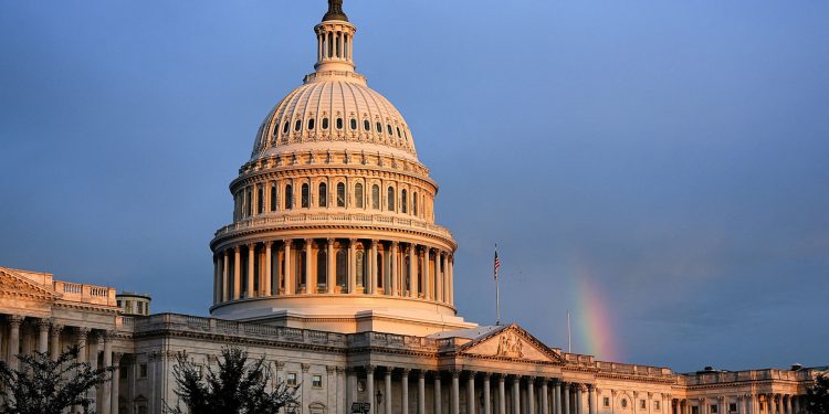 Deputados dos EUA apoiam regra que restringe poderes de Trump contra Irã