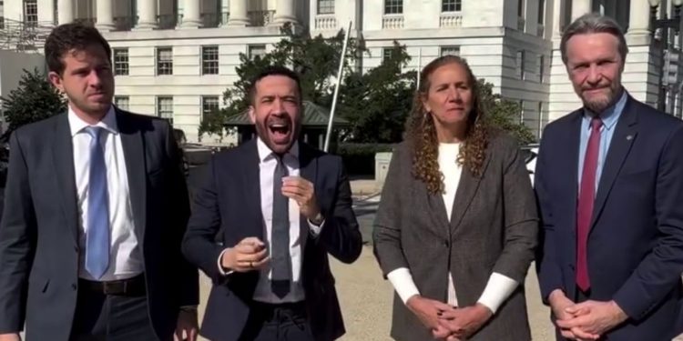 Deputados governistas vão aos Estados Unidos por ajuda contra Flávio, PCC e tarifaço