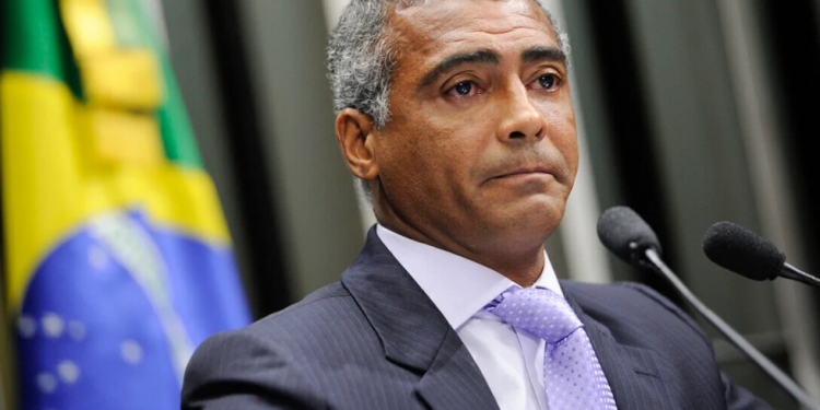 Após críticas, Romário muda posição e passa a defender fim da escala 6×1